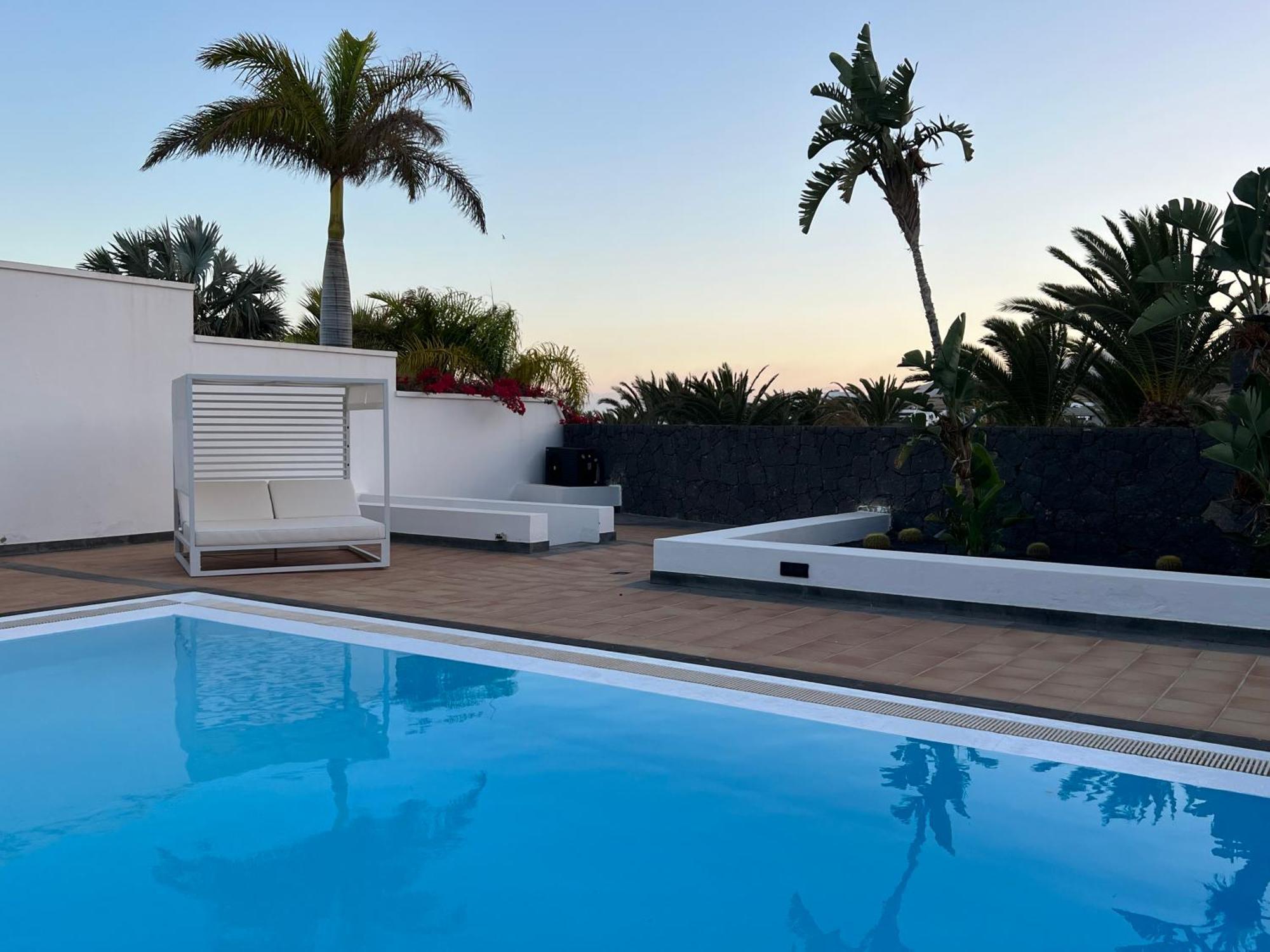 Villa Dedalos - A Luxury Large Villa With A Heated Pool In Puerto Calero Exterior foto