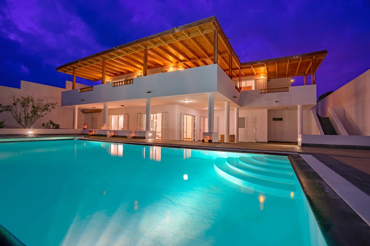 Villa Dedalos - A Luxury Large Villa With A Heated Pool In Puerto Calero Exterior foto