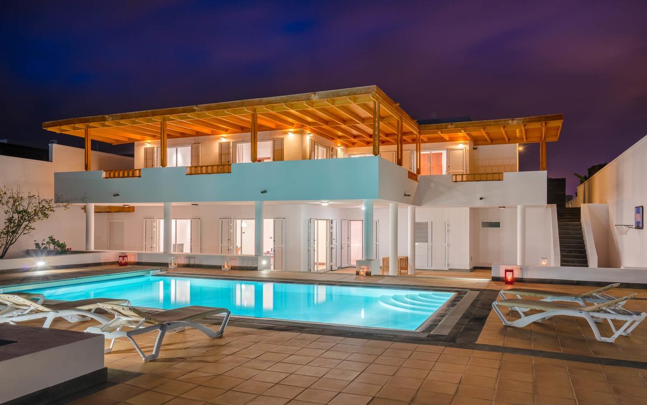 Villa Dedalos - A Luxury Large Villa With A Heated Pool In Puerto Calero Exterior foto