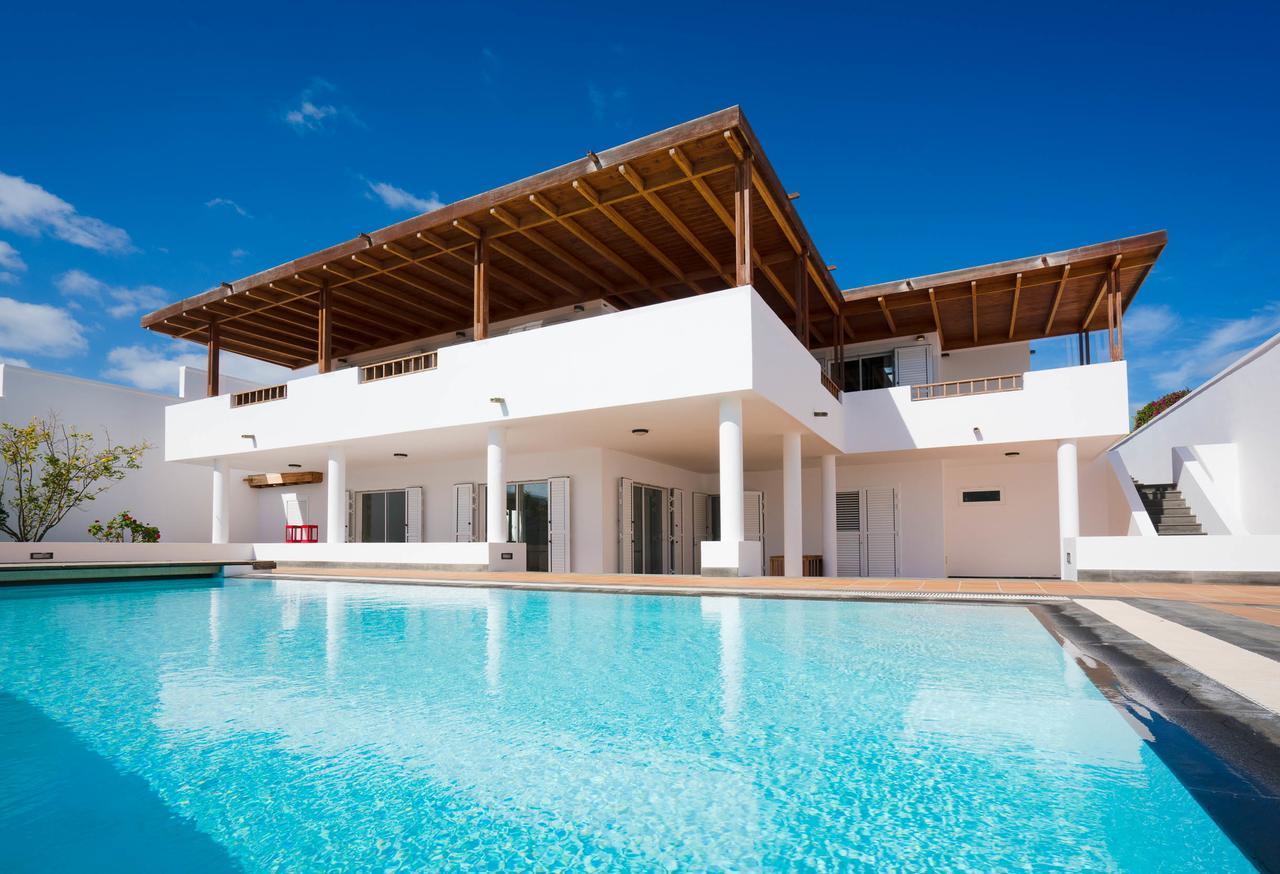 Villa Dedalos - A Luxury Large Villa With A Heated Pool In Puerto Calero Exterior foto