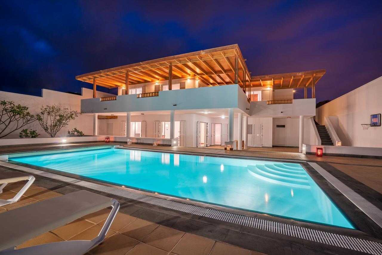 Villa Dedalos - A Luxury Large Villa With A Heated Pool In Puerto Calero Exterior foto