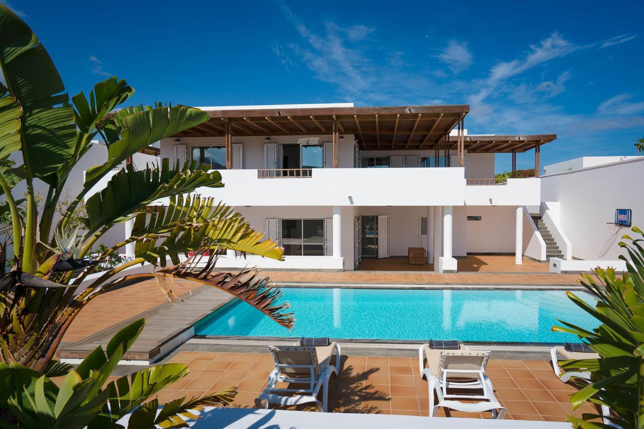 Villa Dedalos - A Luxury Large Villa With A Heated Pool In Puerto Calero Exterior foto